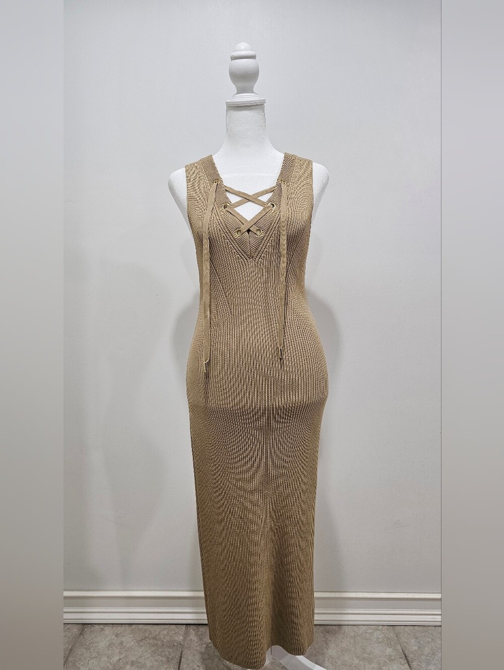 Sleevless Kniy Dress